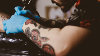 Τατουάζ και προκατάληψη: 4 στους 10 έχουν βιώσει άσχημη συμπεριφορά