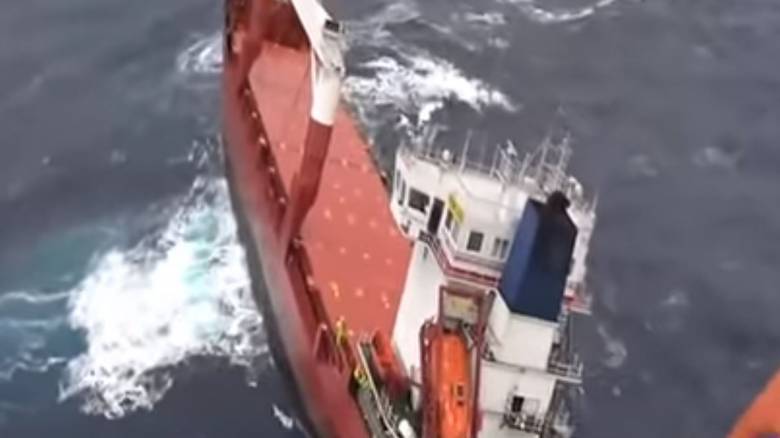 Καρέ - καρέ η συγκλονιστική διάσωση του ακυβέρνητου πλοίου στη Σκύρο