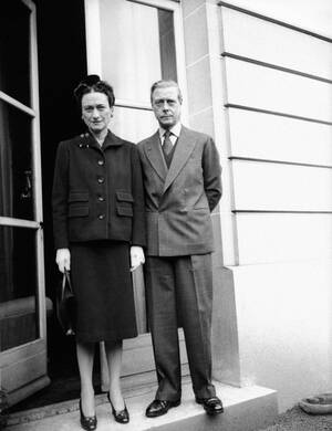 1945, Παρίσι. Ο Δούκας και η Δούκισσα του Ουίνσορ, πρίγκιπας Εδουάρδος και Ουόλις Σίμσον, στον κήπο του σπιτιού τους στο Παρίσι. Ο Εδουάρδος παραιτήθηκε από το θρόνο του Ηνωμένου Βασιλείου το 1936, προκειμένου να παντρευτεί την -δύο φορές διαζευγμένη- Αμε