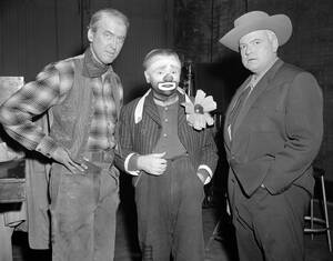1956, Καλιφόρνια. Ο Τζέιμς Στιούαρτ (αριστερά) και ο Όρσον Ουέλς (δεξιά) σπεύδουν να συγχαρούν το συνάδελφό τους, Τζέιμς Κάγκνεϊ, ο οποίος αρχίζει τα γυρίσματα της ταινίας “Ο άνθρωπος με τα χίλια πρόσωπα” στο στούντιο 2 της Universal-International. Ο Στιο