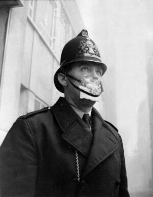1962, Λονδίνο. Ένας Βρετανός αστυφύλακας, με καλυμμένο το πρόσωπο, στους δρόμους του Λονδίνου, προσπαθεί να αποφύγει την αιθαλομίχλη στην ατμόσφαιρα.