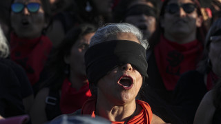 «Ο βιαστής είσαι εσύ»: Στους δρόμους χιλιάδες γυναίκες στη Χιλή
