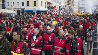 Μαζική απεργία στη Γαλλία: «Παρέλυσε» η χώρα λόγω συνταξιοδοτικού