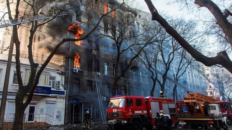 Φωτιά σε φοιτητική εστία στην Οδησσό με πολλούς αγνοούμενους