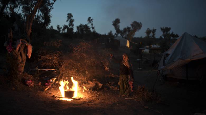 Τραγωδία στη Μυτιλήνη: Από έκρηξη φιάλης υγραερίου η φωτιά στο hotspot του Καρά Τεπέ - Μία νεκρή