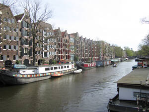Brouwersgracht, Άμστερνταμ. Ένας απο τους πιο γραφικούς δρόμους του Άμστερνταμ, η Brouwersgracht είναι γεμάτη από σπίτια του 17ου αιώνα, τα οποία φτιάχτηκαν για τους ζυθοποιούς που ζούσαν κάποτε εδώ.