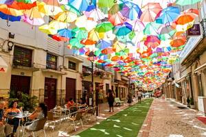 Umbrella Sky Project, Agueda, Πορτογαλία. Δεκάδες ομπρέλες έχουν προσδόσει στους τέσσερις βασικούς δρόμους της πόλης πολύχρωμα υπόστεγα.