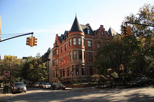 Convent Avenue, Harlem, Νέα Υόρκη. Πανέμορφα κτήρια και δρόμοι με δέντρα, κάνουν την Λεωφόρο Convent μια από τις πιο όμορφες της Νέας Υόρκης.