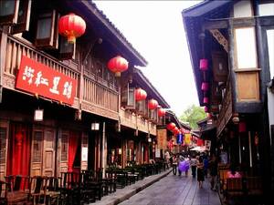 Jinli Street, Chengdu, Κίνα. Τα ξύλινα σπίτια είναι από την εποχή της δυναστείας Κουίνγκ. Μαζί με τα καταστήματα και τις πολύχρωμες ταμπέλες, δημιουργούν ένα μοναδικό σκηνικό στη συγκεκριμένη γειτονιά.