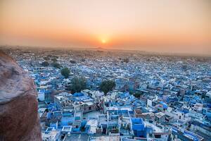 Blue City, Jodhpur, Ινδία. Τα στενά δρομάκια του Jodhpur είναι βαμμένα μπλε για θρησκευτικούς λόγους, κάνοντας την πόλη σχεδόν εξωπραγματική.