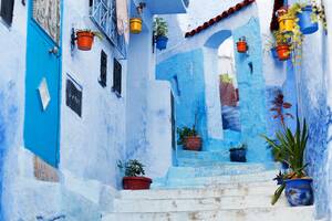 Chefchaouen, Μαρόκο. Υπάρχουν διάφορες θεωρίες γιατί οι δρόμοι εδώ βάφονται μπλε, μετατρέποντας το μέρος σε έναν παράδεισο για τους φωτογράφους.