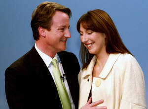 2005, Λονδίνο. Ο νέος ηγέτης του Συντηρητικού κόμματος της αντιπολίτευσης της Βρετανίας, ο 39χρονος Ντέιβιντ Κάμερον, μαζί με τη σύζυγό του Σαμάνθα, μετά τη νίκη του Κάμερον έναντι του αντιπάλου του, Ντέιβιντ Ντέιβις για την ηγεσία του κόμματος.