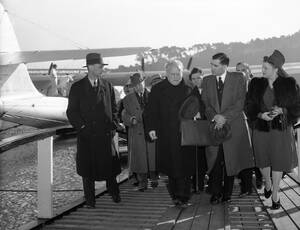 1941, Καλιφόρνια. Ο Μαξίμ Λιτβίνοφ, ο νέος Σοβιετικός πρέσβης στις Ηνωμένες Πολιτείες, φτάνει στο Treasure Island, της Καλιφόρνια, όπου τον υποδέχεται ο Αντρέι Γκρομίκο, επιτετραμένος -και ισχυρός άντρας- της Σοβιετικής Πρεσβείας στην Ουάσινγκτον.