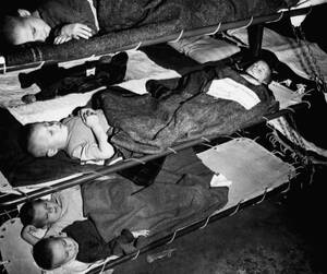 1944, Βομβάη. Μια ομάδα ορφανών παιδιών από την Πολωνία, κοιμούνται σε ένα μεταγωγικό πλοίο στην Ινδία. Τα παιδιά μεταφέρθηκαν στη Βομβάη, με την ελπίδα μιας πιο ήρεμης ζωής, μακριά από τον πόλεμο. Η Πολωνία έχασε περίπου το 50% του πληθυσμού της στον πόλ