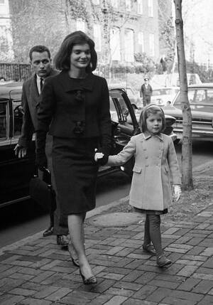 1963, Ουάσινγκτον. Η Τζάκι Κένεντι και η κόρη της η εξάχρονη Καρολάιν, φτάνουν στο νέο τους σπίτι, στη συνοικία Τζόρτζταουν της Ουάσινγκτον, δύο εβδομάδες μετά τη δολοφονία του Προέδρου Κένεντι στο Ντάλας.