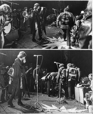 1969, Καλιφόρνια. Ο Μικ Τζάγκερ, στην επάνω φωτογραφία, τραγουδάει στη σκηνή του Ροκ Φεστιβάλ του Άλταμοντ, στο Λίβερμορ της Καλιφόρνια. Την ίδια στιγμή, φαίνονται μέλη των “αγγέλων της κολάσεως” να διασχίζουν τη σκηνή. Στην κάτω φωτογραφία, ο Τζάγκερ έχε