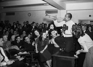 1941, Νέα Υόρκη. Ο Λούις Άρμστρονγκ παίζει στο κολέγιο του Μπρούκλιν, όπου ανακυρήχθηκε σε “διδάκτορα του Σουίνγκ”. Ο Άρμστρονγκ είχε συλληφθεί, το 1930, στην Καλιφόρνια, για κατοχή μαριχουάνας και είχε καταδικαστεί σε έξι μήνες με αναστολή. “Σε χαλαρώνει