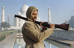1992, Άγκρα, βόρεια Ινδία. Ένας ένοπλος αστυνομικός στέκεται κοντά στο Ταζ Μαχάλ, έτοιμος να αντιμετωπίσει επιθέσεις από Ινδουιστές φονταμενταλιστές. Περισσότεροι από 1.200 άνθρωποι σκοτώθηκαν μετά την καταστροφή του τζαμιού Μπάρμπι από Ινδουιστές στην Ay