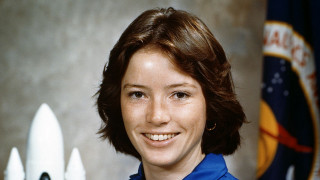 «Η γη δεν φαίνεται να έχει σύνορα από το διάστημα» λέει η πρώτη μητέρα αστροναύτης της NASA