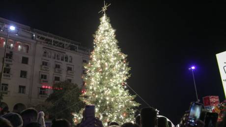 Θεσσαλονίκη: Άναψε το χριστουγεννιάτικο δέντρο στην πλατεία Αριστοτέλους
