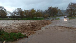 Κακοκαιρία «Διδώ» - Λάρισα: Πλημμυρισμένοι δρόμοι και σοβαρά προβλήματα από την έντονη βροχόπτωση