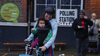 Βρετανία: Ουρές στα εκλογικά τμήματα για τις πρόωρες εκλογές