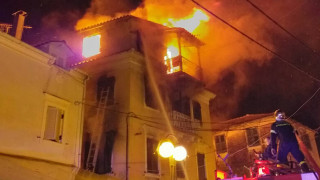 Φωτιά στην Κέρκυρα: Διασωληνωμένος ένας άνδρας, με πολλαπλά εγκαύματα δεύτερος ένοικος