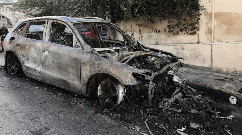 Κολωνάκι: Μπαράζ εμπρηστικών επιθέσεων τα ξημερώματα – Κάηκαν αυτοκίνητα