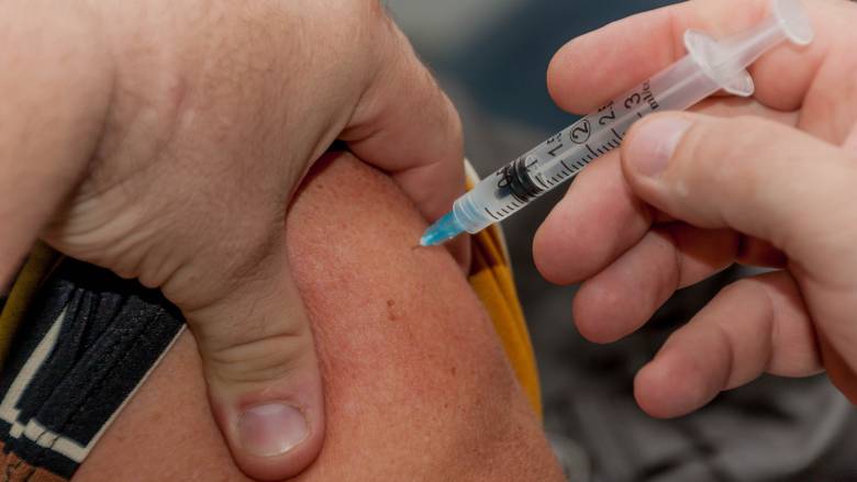 Η ανεπαρκής εμβολιαστική κάλυψη των ενηλίκων και πώς απειλεί τη Δημόσια Υγεία
