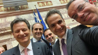 Η χαμογελαστή selfie του Κυριάκου Μητσοτάκη μετά την ψήφιση του προϋπολογισμού
