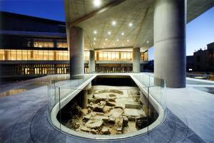 New Acropolis Museum, Αθήνα - Από το 2009 έως και σήμερα, αυτό το γυάλινο και φωτεινό μουσείο στον πεζόδρομο της Διονυσίου Αεροπαγίτου στο κέντρο της Αθήνας, θεωρείται ένα από τα καλύτερα μουσεία του κόσμου. Ο Ελβετός αρχιτέκτονάς του, Bernard Tschumi, δη