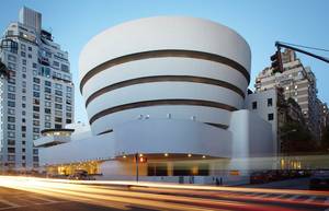 Guggenheim, Νέα Υόρκη - Το εικονικό αυτό μουσείο που μοιάζει με κέλυφος έχει σχεδιαστεί από τον Frank Lloyd Wright και λειτουργεί ως αξιοθέατο για τους λάτρεις της σύγχρονης τέχνης από το 1959. Στο εσωτερικό του, συλλογές που συνεχώς αλλάζουν από τον ιμπρ