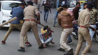 Ινδία: Νεκροί και συλλήψεις σε διαδηλώσεις κατά του νόμου για τη χορήγηση υπηκοότητας