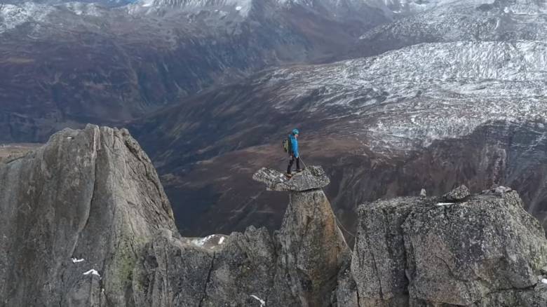 Συγκλονιστικό βίντεο: Ορειβάτης στέκεται σε κορυφή στα 2.940 μέτρα