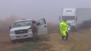 Σοκαριστικό βίντεο: Φορτηγό εκτός ελέγχου παρασύρει ό,τι βρίσκει στο διάβα του