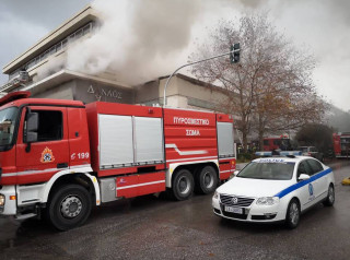 Χολαργός: Σοβαρές ζημιές από την πυρκαγιά σε πολυκατάστημα