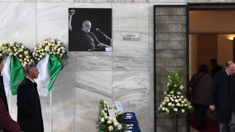 Κηδεία Θάνου Μικρούτσικου: Σήμερα το «τελευταίο αντίο» - Σε λαϊκό προσκύνημα η σορός του