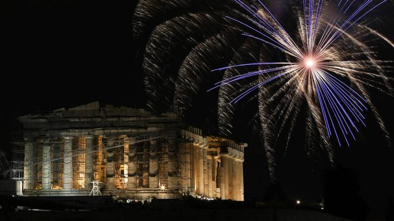 Πρωτοχρονιά: Πώς καλωσόρισαν το 2020 Αθήνα και Θεσσαλονίκη