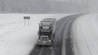 Κακοκαιρία «Ηφαιστίων»: Απαγόρευση της κυκλοφορίας των φορτηγών λόγω χιονιά