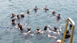 Θεοφάνεια: Με λαμπρότητα η τελετή αγιασμού των υδάτων στο λιμάνι του Πειραιά