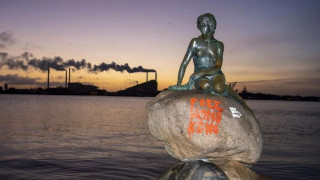 «Ελευθερώστε το Χονγκ Κονγκ» - Βανδάλισαν το διάσημο άγαλμα της «Μικρής Γοργόνας» στη Δανία