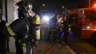 Γλυφάδα: Στις φλόγες τυλίχθηκαν τρία αυτοκίνητα αντιπροσωπείας
