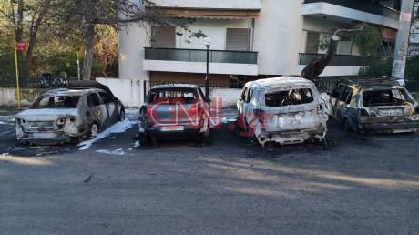 Μπαράζ εμπρησμών ΙΧ: Εικόνες από τα πυρπολημένα αυτοκίνητα στο Μαρούσι