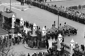 1965, Λονδίνο. Το φέρετρο του Ουίνστον Τσόρτσιλ, σκεπασμένο με μια σημαία, μεταφέρεται πάνω σε κιλλίβαντα προς τον Καθεδρικό Ναό του Αγίου Παύλου, όπου θα ψαλεί η νεκρώσιμος ακολουθία. Ο Τσόρτσιλ πέθανε σε ηλικία 90 ετών.