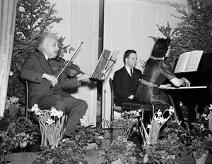 1941, Νιού Τζέρζεϊ. Σε μια από τις πολύ σπάνιες δημόσιες εμφανίσεις του ως μουσικός, ο δρ. Άλμπερτ Αϊνστάιν παίζει βιολί σε φιλανθρωπικό ρεσιτάλ για τα παιδιά που έχουν πληγεί από τον πόλεμο στη Βρετανία.