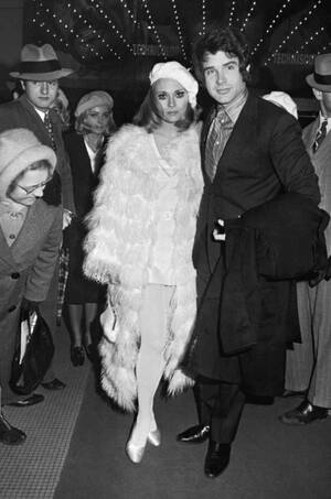 1968, Παρίσι. Η ηθοποιός Φαίη Ντάναγουεϊ και ο Γουόρεν Μπίτι φτάνουν στον κινηματογράφο Μουλέν Ρουζ για την πρεμιέρα της ταινίας «Μπόνι και Κλάιντ», στην οποία συμπρωταγωνιστούν.