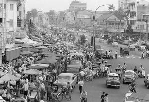 1973, Σαϊγκόν. Οι οδηγοί στο κέντρο της Σαϊγκόν, σταματούν τα αυτοκίνητά τους για να ακούσουν -από τα μεγάφωνα- την ανακοίνωση της εκεχειρίας και του τέλους του πολέμου του Βιετνάμ.