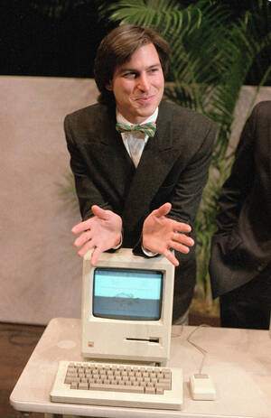 1984, Καλιφόρνια. Ο Στίβεν Τζομπς, πρόεδρος της Apple Computer, με το νέο ηλεκτρονικό υπολογιστή «Macintosh». Ο Macintosh, που κοστίζει 2,495 δολάρια, «χτυπάει» τους υπολογιστές της IBM στην αγορά των υπολογιστών.