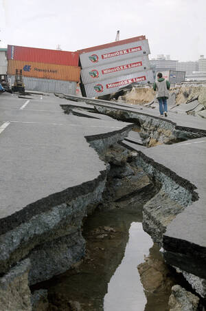 1995, Κόμπε. Το λιμάνι του Κόμπε, στην Ιαπωνία, είναι διαλυμένο από τον καταστροφικό σεισμό που χτύπησε την πόλη. Σε πολλά σημεία το έδαφος έχει μετακινηθεί έως και τρία μέτρα.