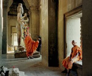 1996, Άνγκορ Βατ. Καμποτζιανοί βουδιστές μοναχοί βρίσκουν καταφύγιο από τη ζέστη στο ναό του Άνγκορ Βατ. Οι μοναχοί έχουν έρθει αντιμέτωποι με τις τοπικές κυβερνήσεις και τα φιλόδοξα σχέδια μεγάλων εταιρειών που θέλουν να προχωρήσουν στην εμπορική εκμετάλ